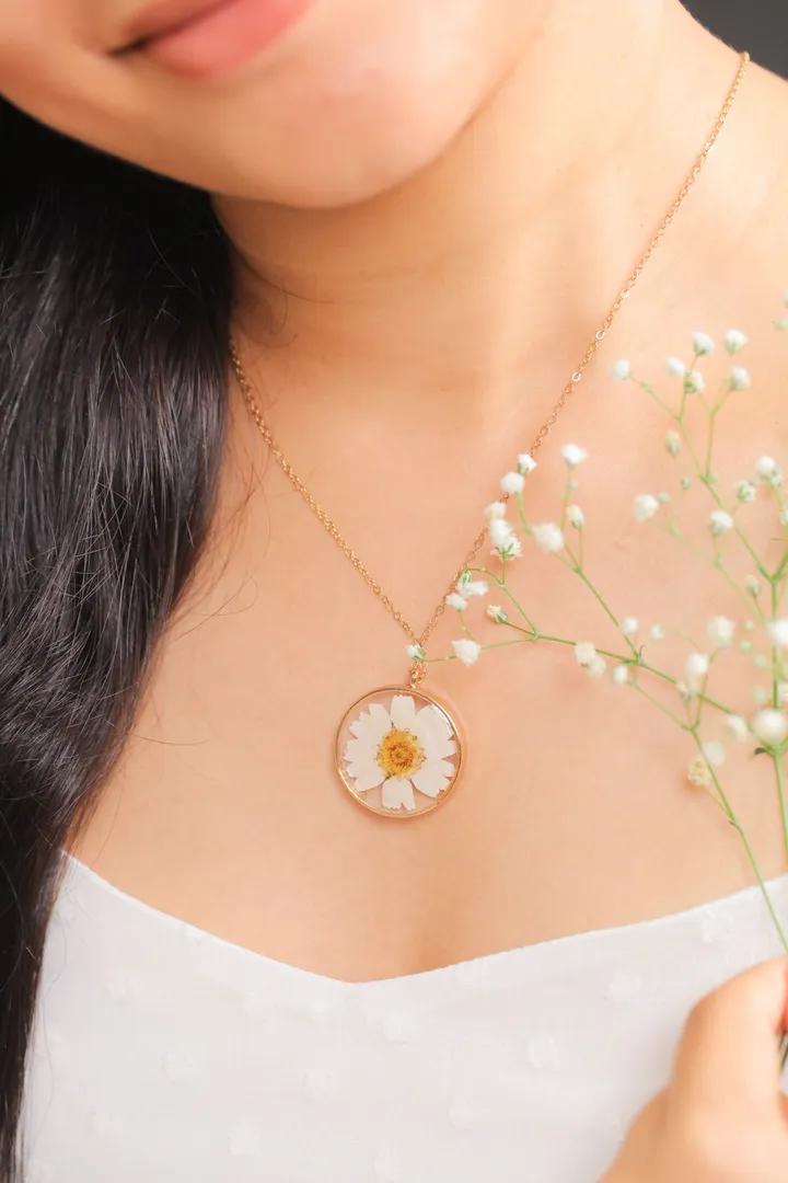 White Daisy Necklace for Restfulness